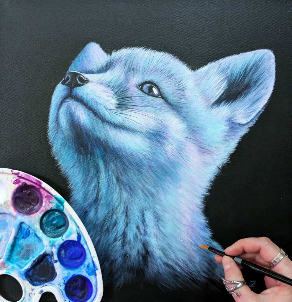Renard bleu peint à l'acrylique par Iris, pinceau à la main, dans l'atelier